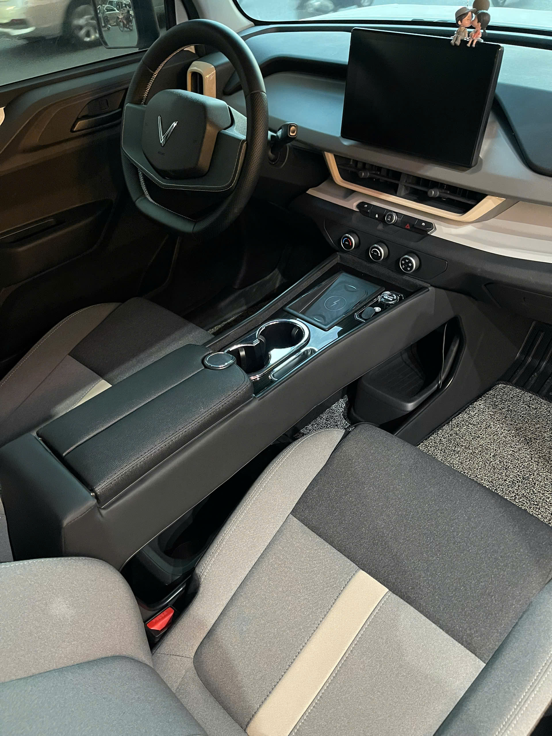 Bệ Tỳ Tay Phi Thuyền Vinfast VF3